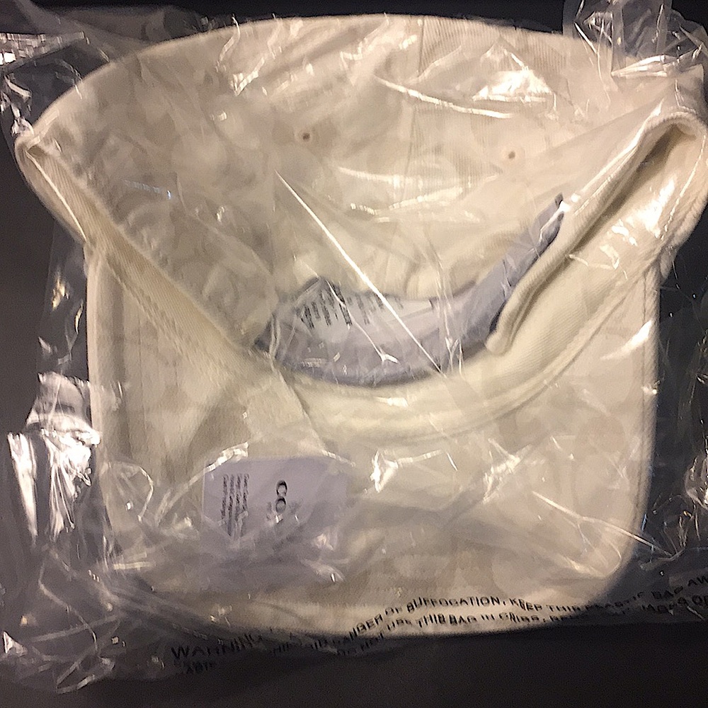COACH - SIGNATURE HAT W/ “C” LOGO (NWT) - Picture 6 of 9